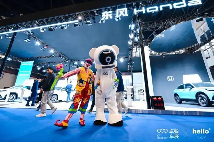 徐州国际车展第1天10000观众看直升机起飞