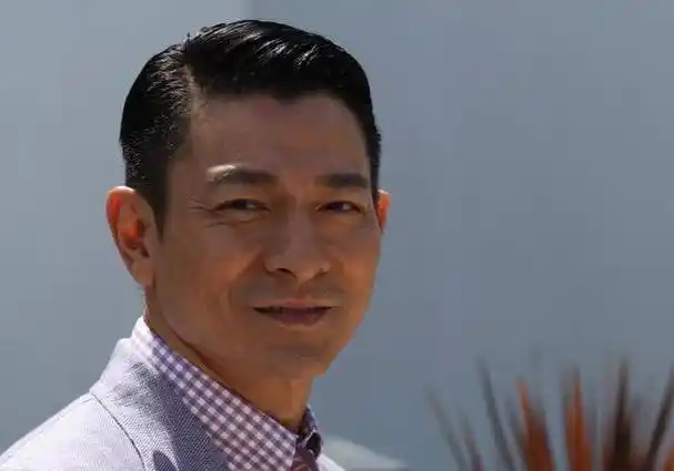 58岁刘德华感慨皱纹白发增多,自曝生病一年引心酸_公益_女儿_歌迷