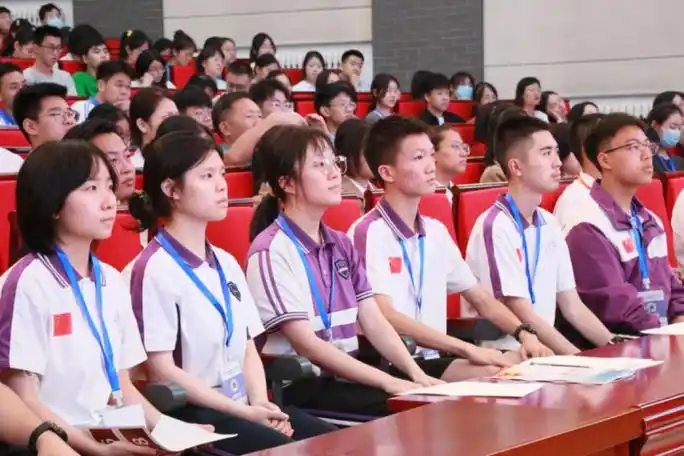 优秀汉中高一学生提案上了全国两会