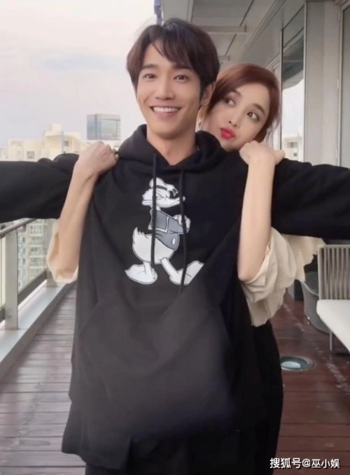 原创古力娜扎刘以豪恋情曝光两人上演甜蜜拥抱网传双方早在一起了