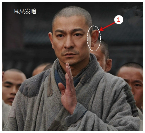 在面相中,耳朵轮廓分明,端正丰厚,垂珠软厚适宜,耳的肤色比脸白,同时