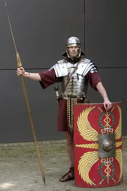 国外团队向我们展示罗马士兵装备和盾牌的使用方式