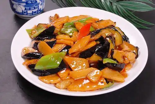 东北传统名菜之一地三鲜