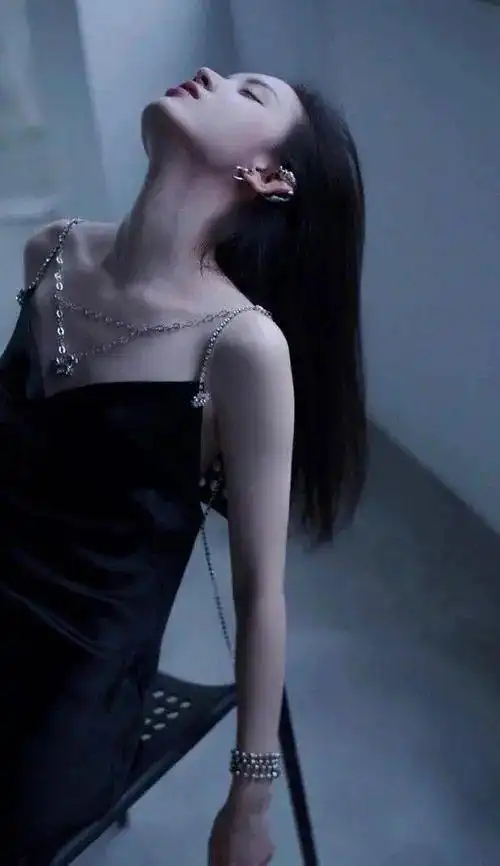 带来2021高清女生全屏壁纸,都是高清无水印的,很适合酷拽霸气的女生