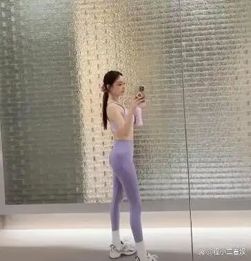 42岁李小璐近照曝光,皮肤白亮身材紧致,犹如妙龄少女