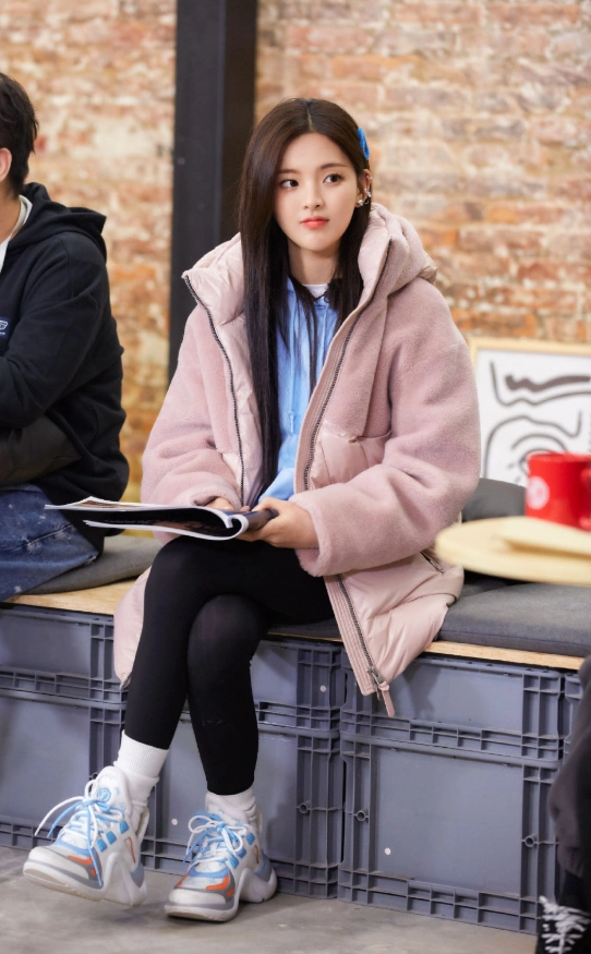 杨超越对jk制服下手秀铅笔腿太吸睛如18岁少女毫无违和感