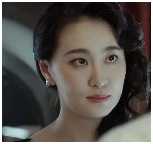 如今放飞自我,穿红色短裙让人心动|王乐君|李现|亲爱的,热爱的_新浪