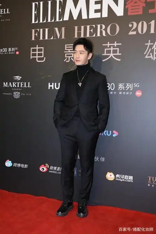 黄晓明出席活动,以一套黑色西装穿搭走红毯,显儒雅有气质!