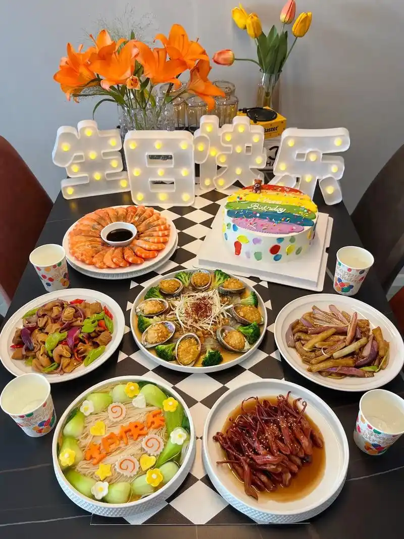 烧了一桌爱吃的饭菜庆祝吧～ 98生日面 98彩虹生日蛋糕(要相泄忖