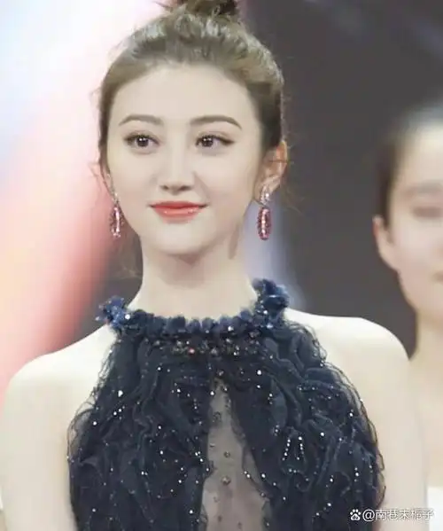 "靠山"消失!娱乐圈的世态炎凉,在景甜身上体现的淋漓尽致