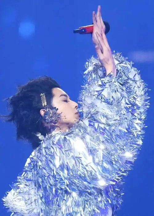 华晨宇鸟巢演唱会全程演唱高能征服观众,坚持音乐魔法师传播思考