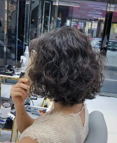 2020冬季流行全头烫卷卷发型,蓬松时尚又保暖,真洋气