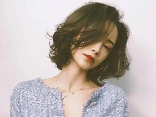 给40岁以上女人的发型建议:色浅,卷大,齐肩!_卷发_女性_装饰