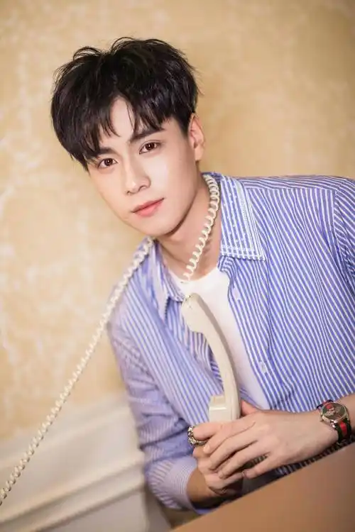 校服男神胡一天:昔日尺度大揭秘,这些黑历史令人惊叹刺激!