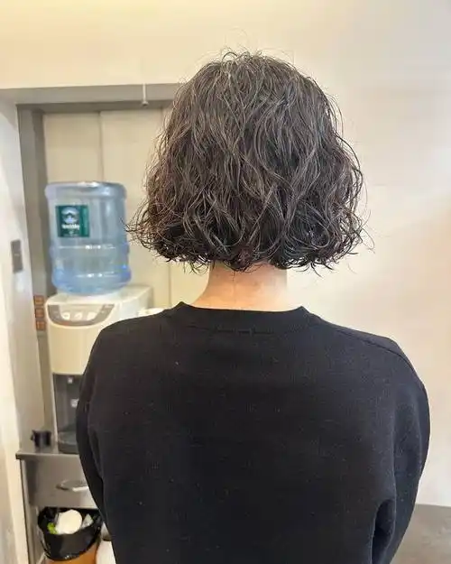 女人头发少,发型就选全头烫,蓬松时尚,尽显洋气风范