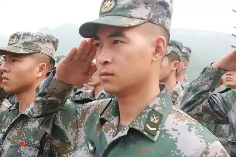 无手的军礼 让人肃然起敬!