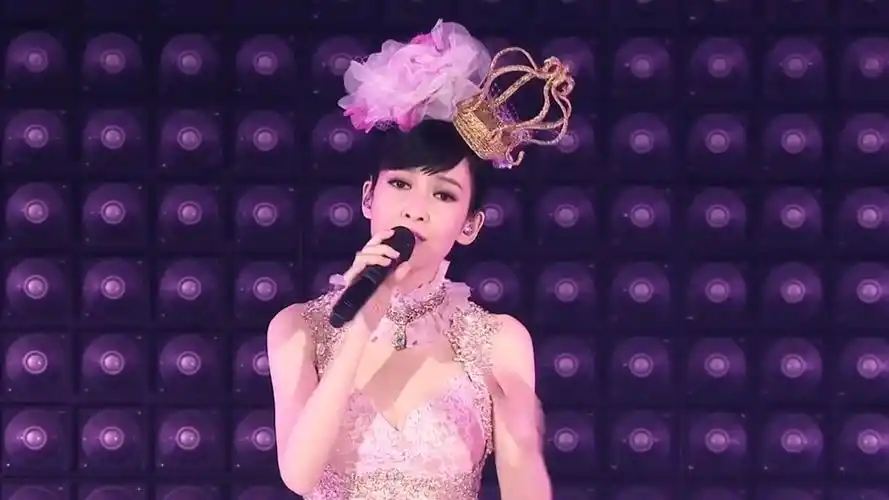 周慧敏优雅演绎《感情的分礼》,柔美的歌声让全场沉醉!