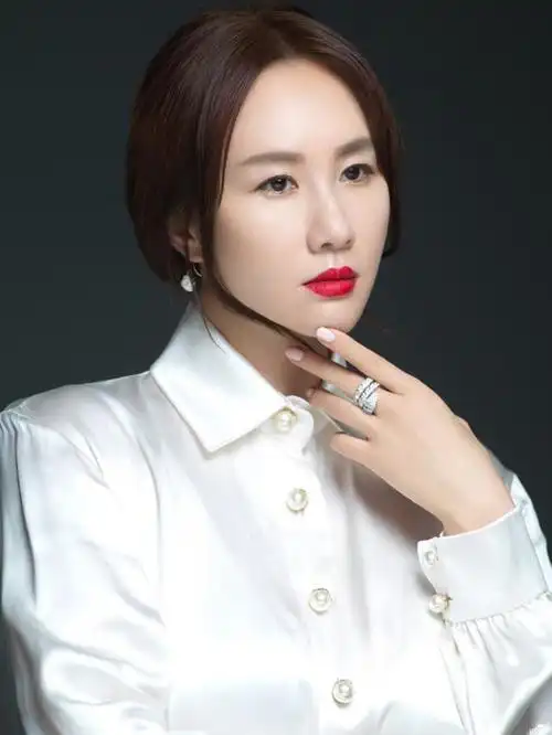 "星女郎"孟瑶前倾后翘大秀好身材,大尺度斜躺台球桌被批