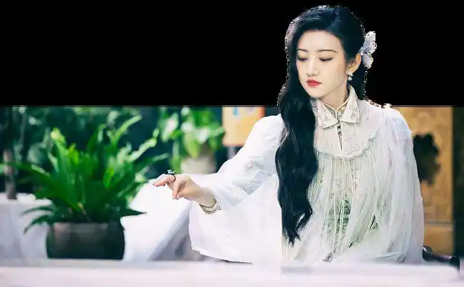 如果要体现司藤比较柔美的一面,就会给她穿丝绸质感的旗袍或是纱.