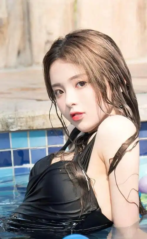 杨超越湿发泳装