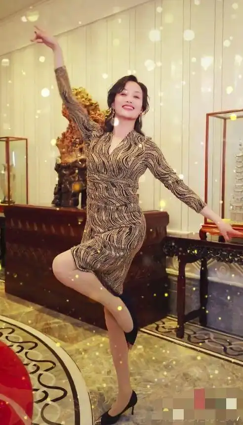 前段时间李颖晒出在大厅跳舞的视频,一双修长美腿非常抢镜