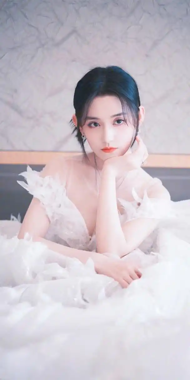 蒋依依# 肤白貌美的容颜,白皙细嫩的肩颈线,丰满傲人的事业线,前凸后