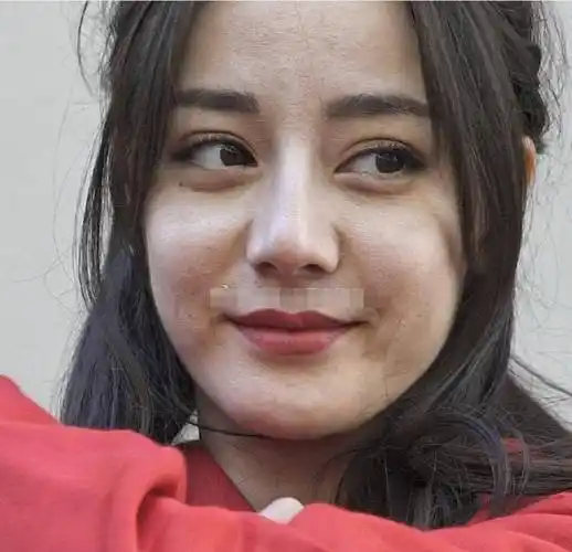 李沁好丑!巴黎看秀状态差,闭口粉刺皱纹多,非得整容脸才美吗?