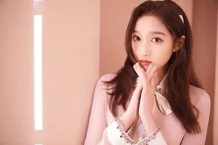 关晓彤央视跨年晚会写真 穿粉裙清纯可人长腿惹眼_粉色_短裙_启航