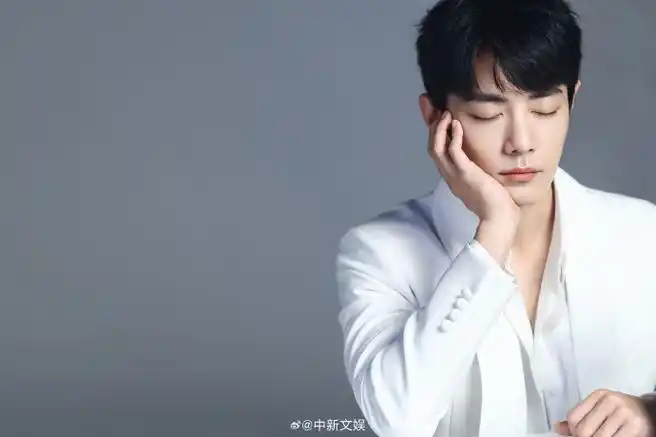 肖战白色西装造型##肖战工作随拍##肖战工作室发了肖战工作碎