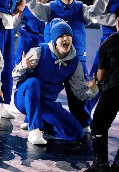 240215王一博街舞现场照舞动风采粉丝热情盛赞