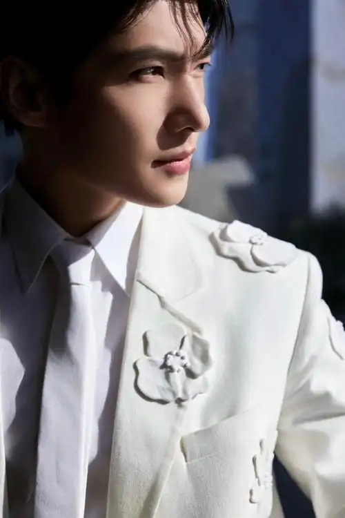 杨洋把花印在了西装上##杨洋3d印花白西装