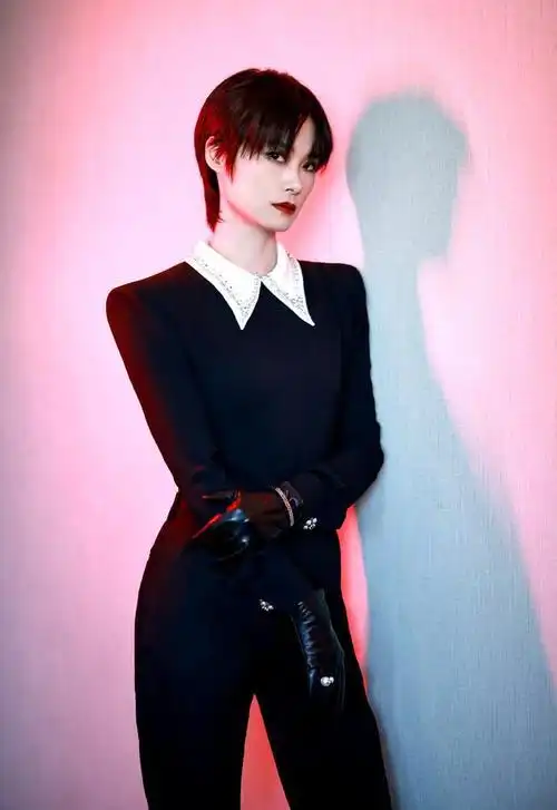 人气明星李宇春今晚时尚芭莎派对最新红毯造型图出炉啦!又飒又美