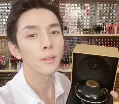 李佳琦晒自拍感谢宁静,却被后面"口红墙"抢镜,也是没谁了