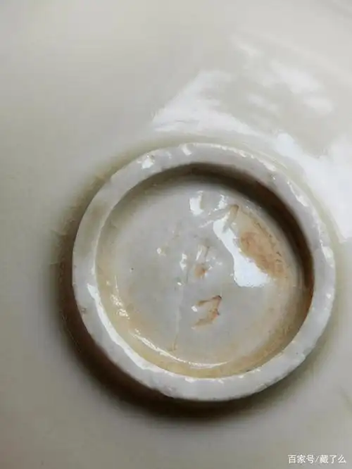 两件"官"字款的定窑刻花小洗的对比