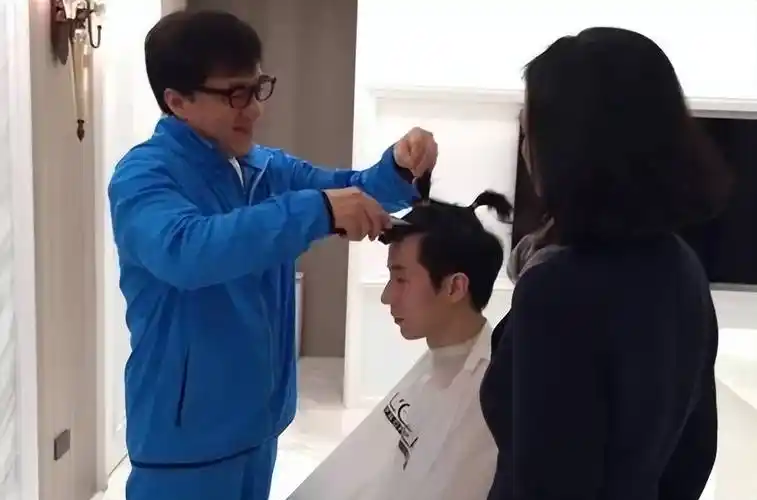 都是成龙孩子 为啥他对林凤娇儿子和吴绮莉女儿的态度差别那么大