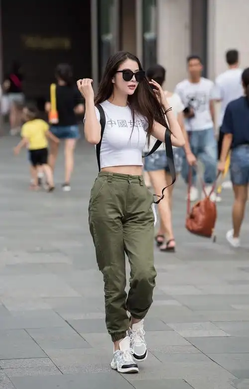 时尚街拍,休闲范十足的t恤衫怎么搭才好看!