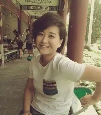 仅一年,张小斐又退回三线:其实可能从一开始,她就没融进电影圈