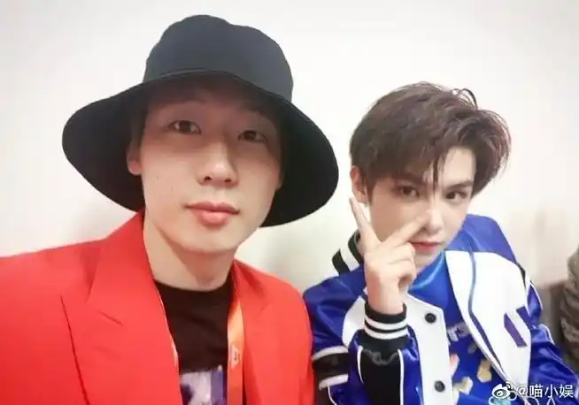 那些年,出现在合照里的黄明昊,奶萌可爱,阳光帅气,氛围感满满,慕了慕