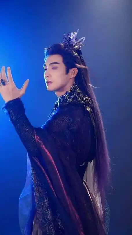 张彬彬魔君紫色发尾#张彬彬三年后再演古装,真的是果然不同凡响!