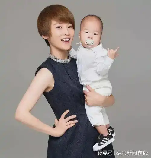 吴京老婆谢楠长相非常精致无论是脸型还是五官都非常出众