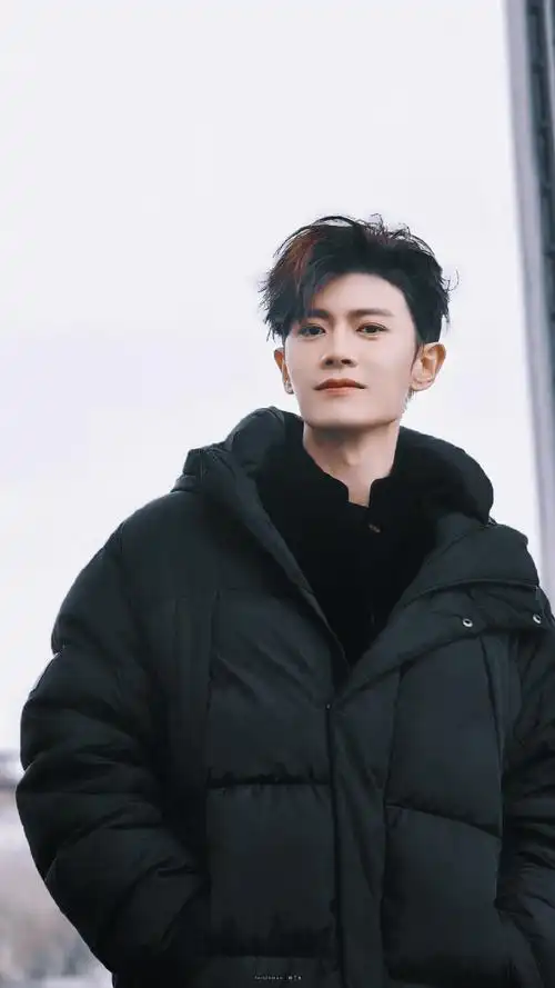 任嘉伦巴黎时装周