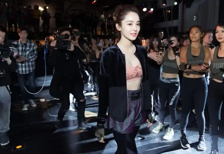 古力娜扎身穿粉色文胸参加拳击活动,马甲凸显胸前有料