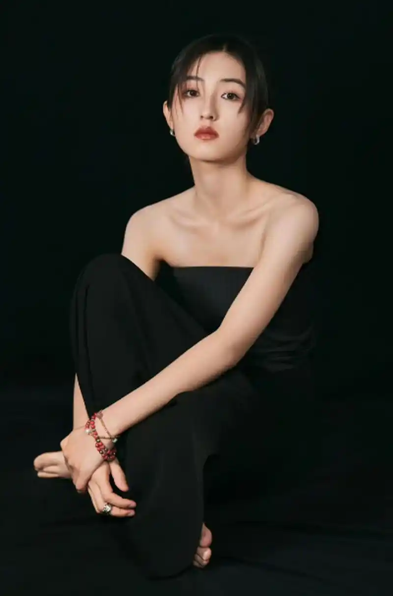 【一字肩变深v,张子枫再穿黑色礼服】 2023华表奖颁奖礼上,张子枫穿着