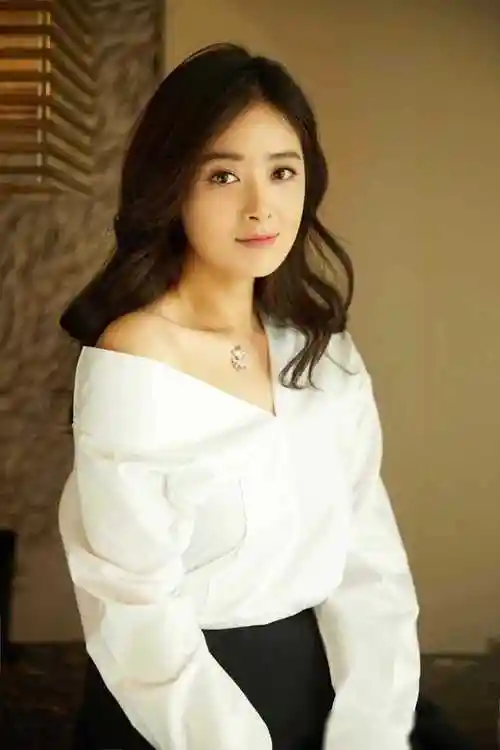 原创微胖界天花板41岁前凸后翘蒋欣的身材就是她最犀利的武