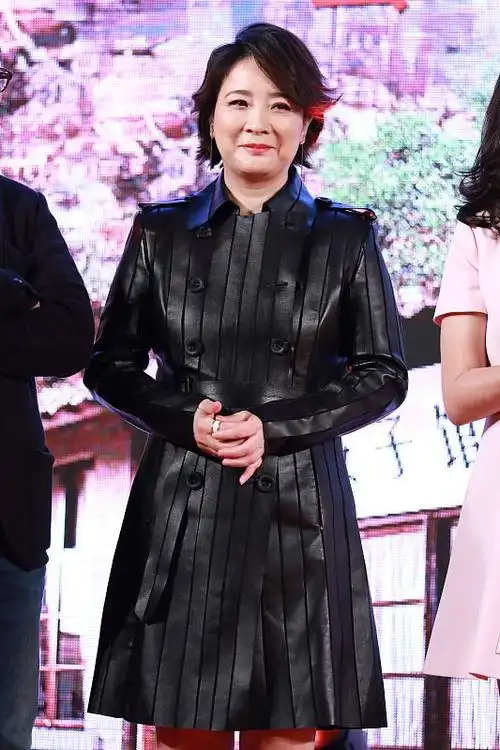 陈小艺保养的真不错虽然看着不算嫩但是脸上没褶挺年轻