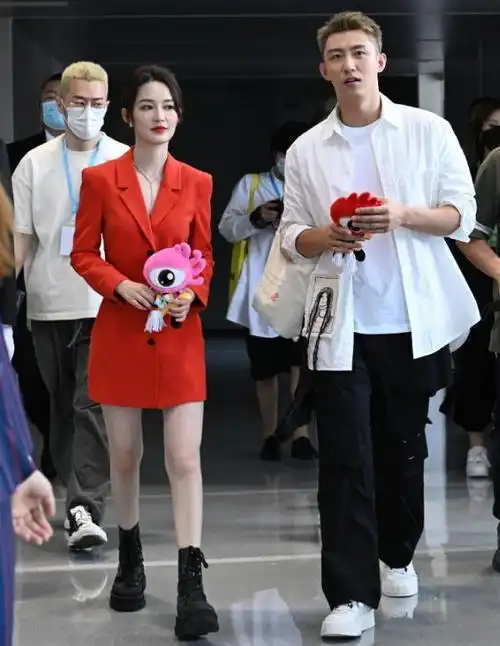 李沁黄景瑜新浪扫楼,穿红色西装裙的李沁也太亮眼了,白得发光|短裙