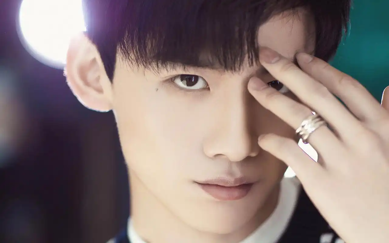 白敬亭帅气写真图片桌面壁纸