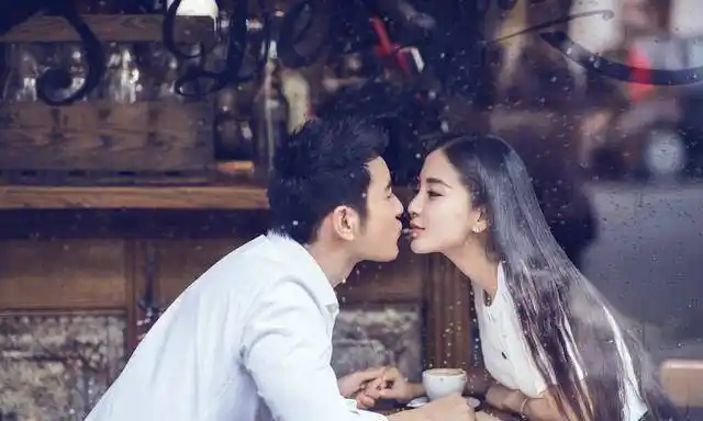 黄晓明给angelababy过生日,但没想到年龄是造假的