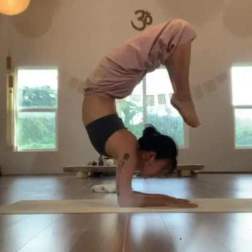 李孝利sns发布瑜伽练习照 完美消化瑜伽高难度动作