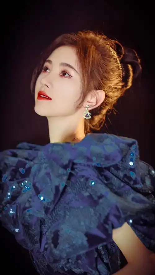 鞠婧祎的腰是真实存在的吗##鞠婧祎墨绿珠光鱼尾裙